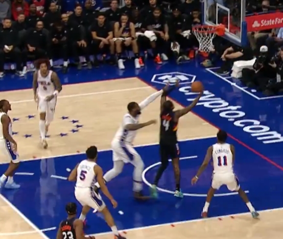 b体育-蝴蝶穿花！杰伦·格林绕掩护接球顺下 强攻打中复出后个人首球